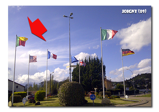 Le fier et beau drapeau du Bénin flotte à Joigny au rond point des nations depuis hier ! (Bernard Moraine – maire de Joigny)